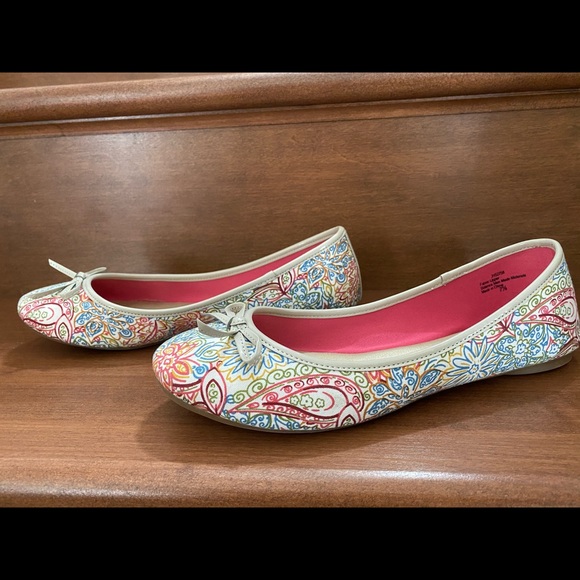 Kelly & Katie -Flower/Paisley printed canvas flats - Picture 2 of 5